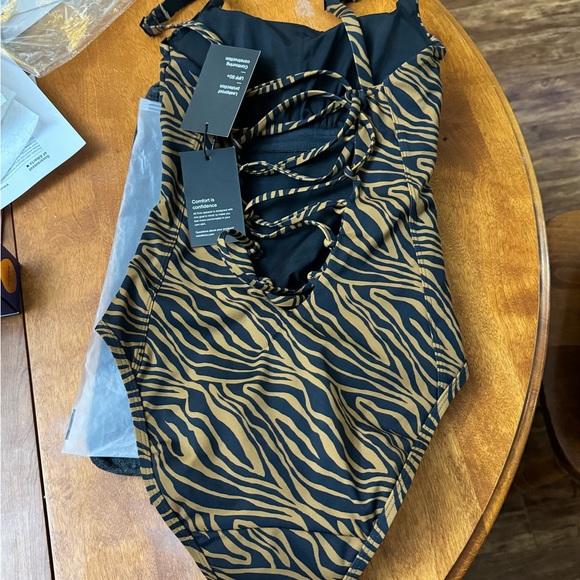 NWT Smash & Tess Sm One piece Leakproof Shaper Swimsuit - Picture 2 of 5